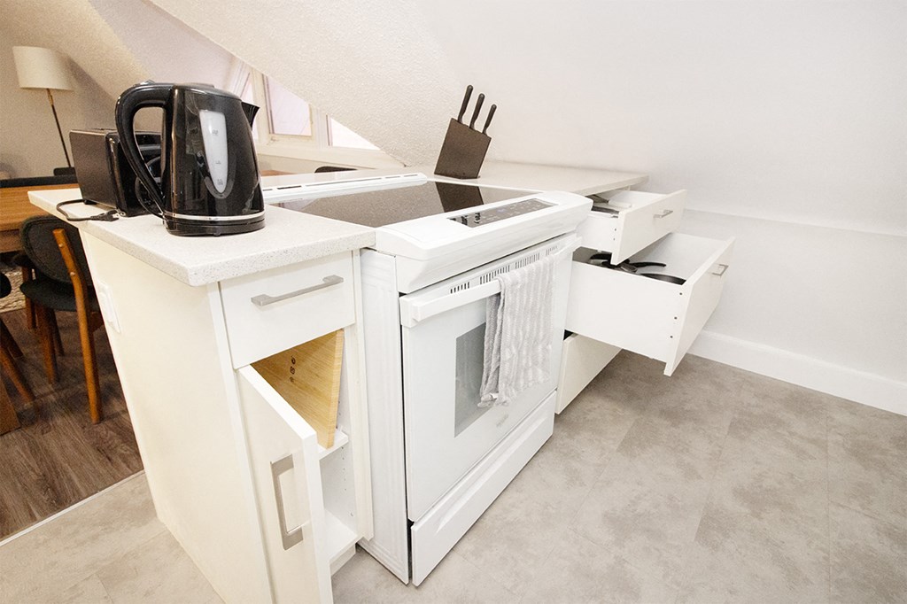 826 Wolseley House Rental Suites Apartments, 826 Wolseley Avenue